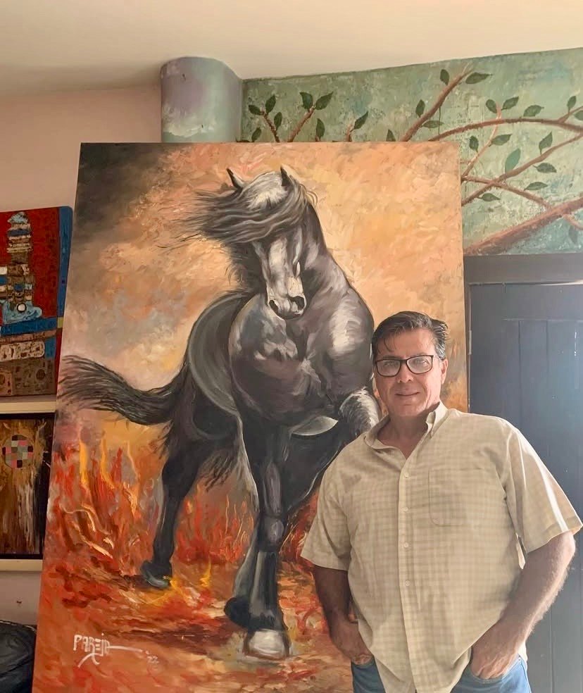 Enrique Pareja Santos junto a su obra