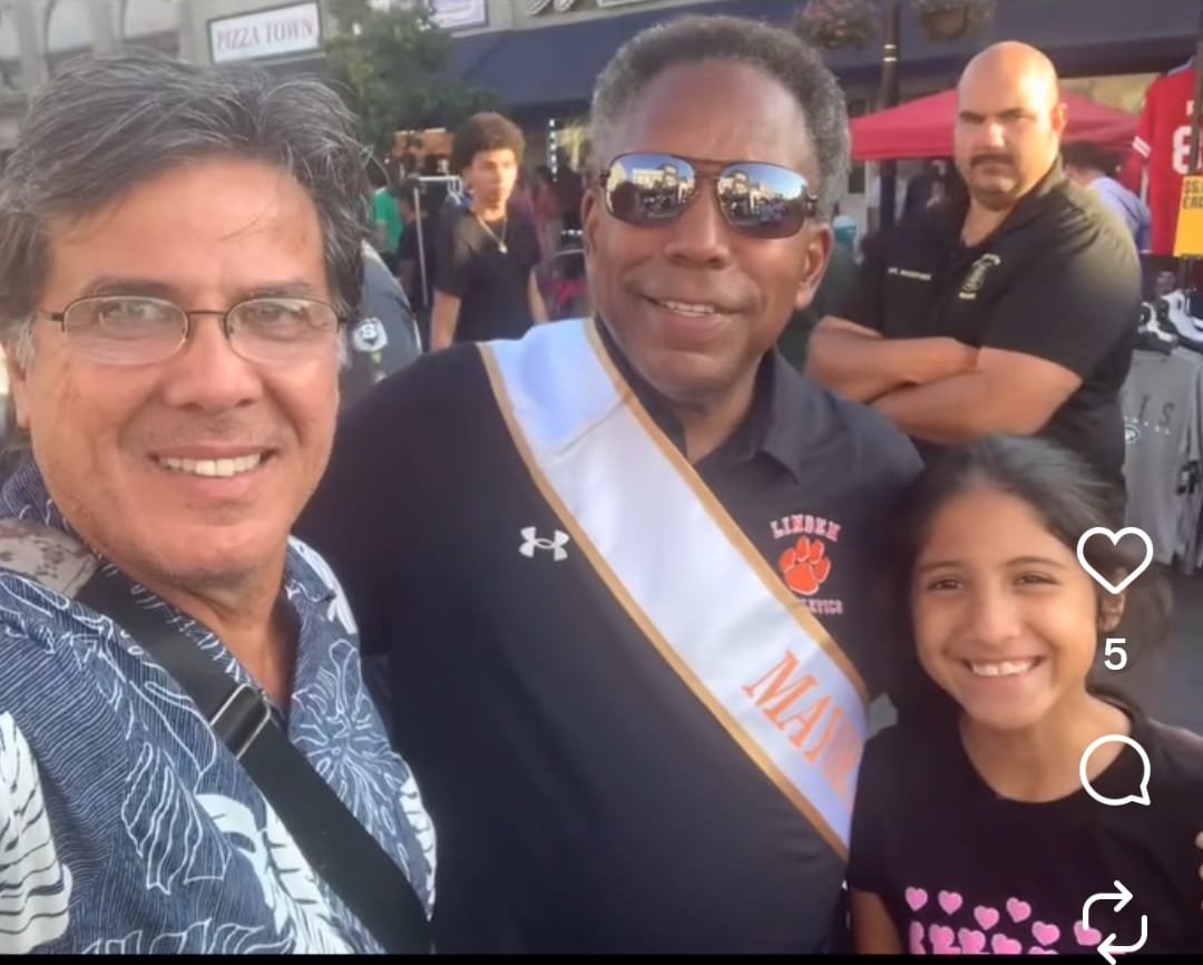 Enrique Pareja Santos junto al alcalde de Linden, Nueva Jersey
